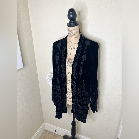 NTM: Johnny Was Black Velvet Embroidered Floral Open Front Cardigan Size M - Picture 6 of 15